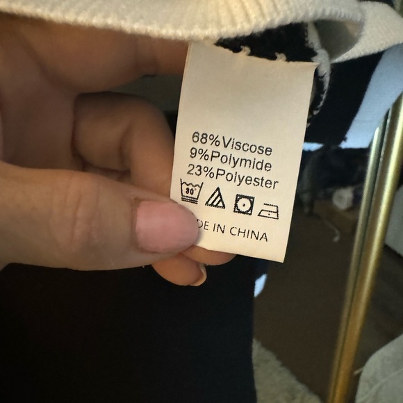 Women’s med turtle neck NWOT - Picture 4 of 4